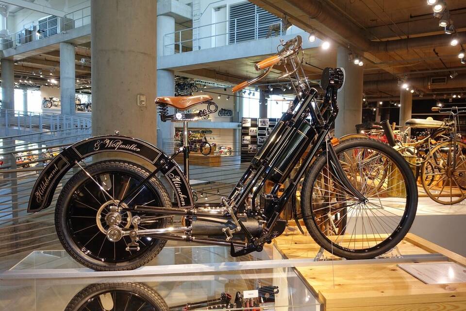 Commons identifies an 1894 Hildebrand & Wolfmuller on display at Barber Vintage Motorsports Museum. It is not asserted to be the Science Museum specimen used for some profile measurements.