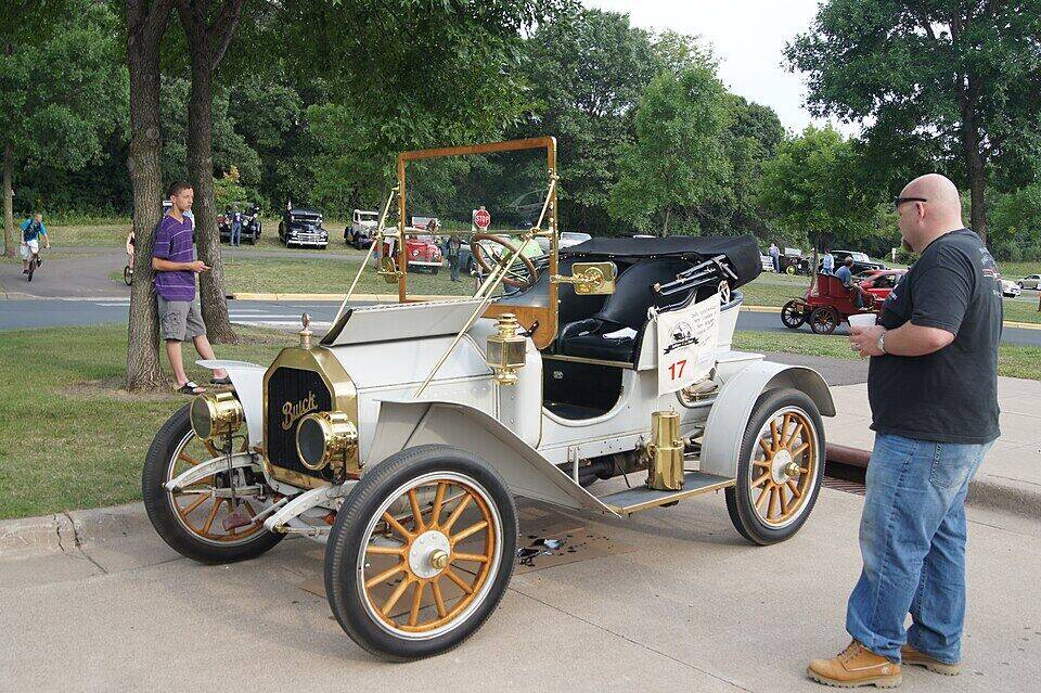 Commons identifies a 1908 Buick Model 10 Roadster. The open two-seat runabout body matches the profile; touring-runabout wording varies in period descriptions.