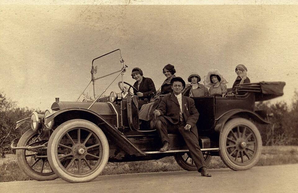 Exact 1912 Cadillac Model 30 Touring body; individual starter and lighting equipment are not independently visible in the period photograph.