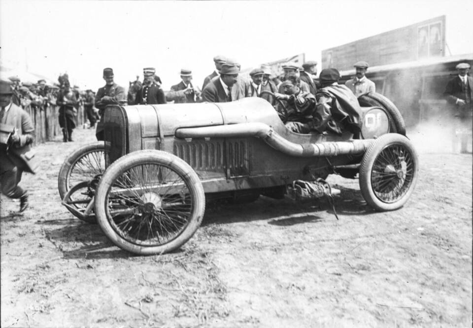 Commons describes Georges Boillot in his Peugeot at the 1912 French Grand Prix and categorizes the car as Peugeot L76, number 22.