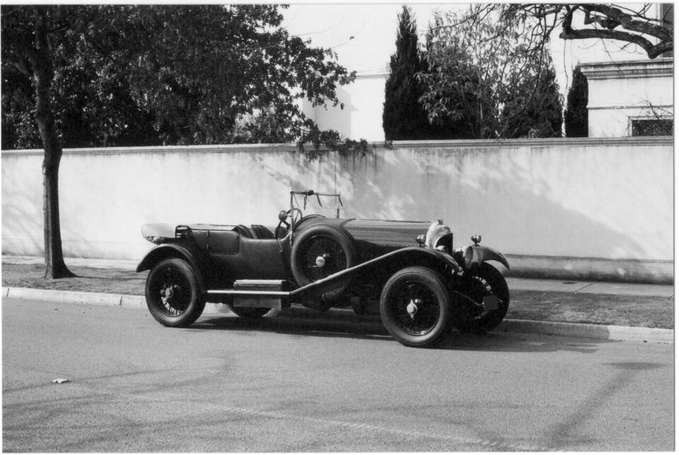 Commons identifies a 1927 Bentley 3 Litre Speed Model with original Vanden Plas tourer body. It does not establish chassis DE1209.