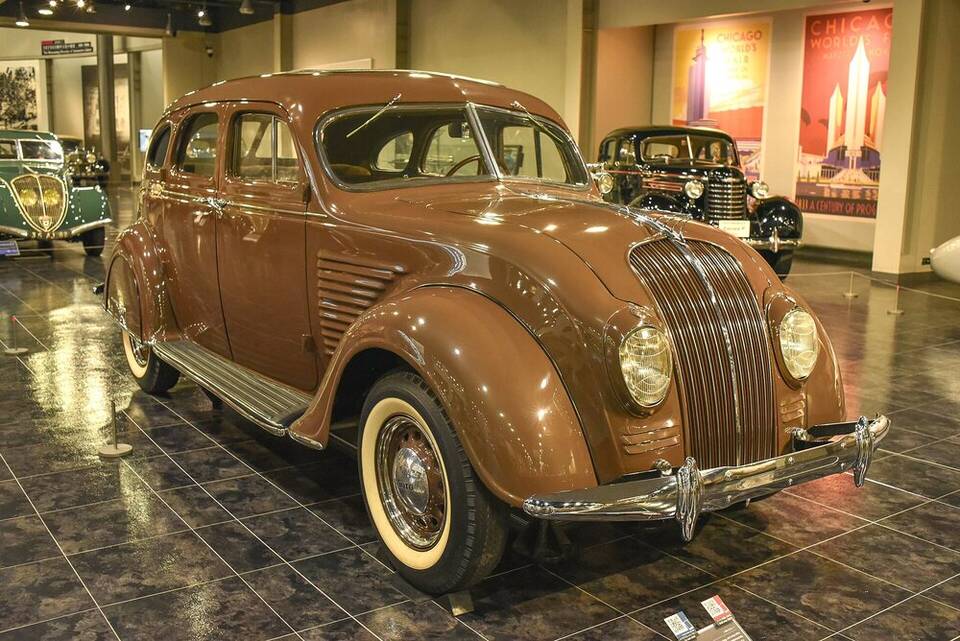 Commons identifies a 1934 DeSoto Airflow sedan in the Toyota Automobile Museum. Series SE is not independently stated on the file page.