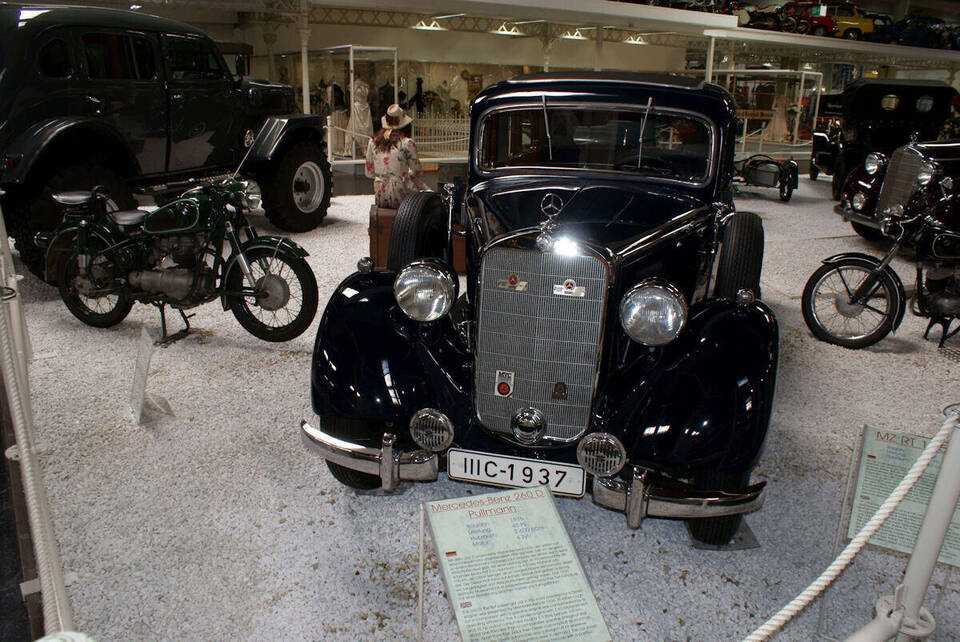 File title identifies a 1936 260 D Pullman museum display; it is a head-on view and the page does not establish landaulet versus closed Pullman body