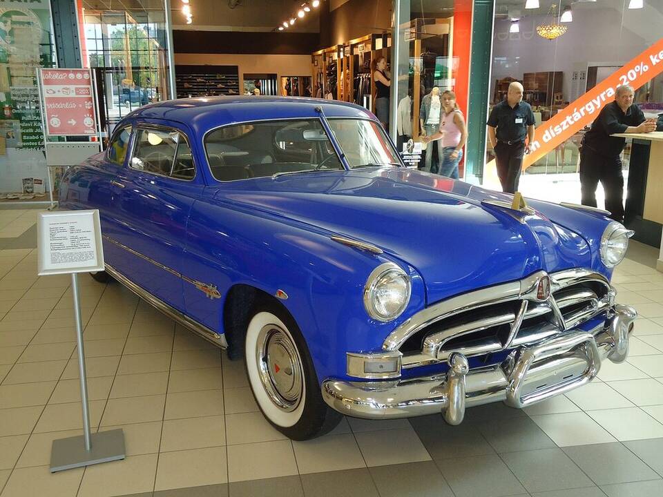 Commons identifies a 1951 Hudson Hornet coupe. The file page does not independently use the Club Coupe trim name.