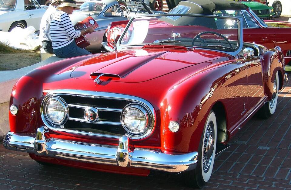 Commons identifies a 1952 Nash-Healey roadster. The file page does not establish the profile's 252 cu in / 140 hp specification.