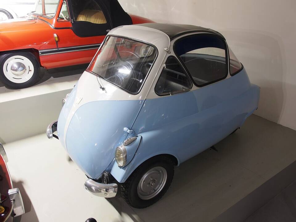 Exact 1953 Italian Iso Isetta and 236 cc identity, not the later BMW-licensed Isetta.