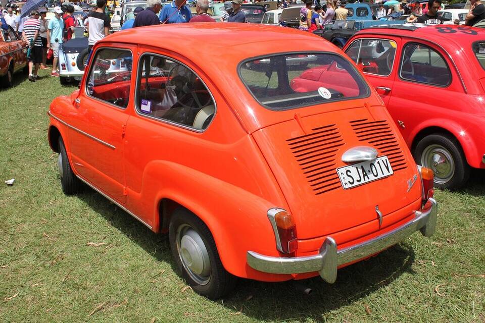 Commons identifies a 1955 Fiat 600. The body is visually consistent with the first-series Berlina, but exact 633 cc mechanical specification is not established by the photograph.
