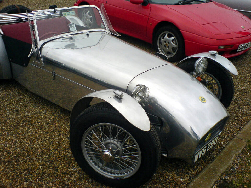 Commons identifies a 1959 Lotus Seven Series 1. It represents the 1957 launch profile's Series 1 form, but not its model year or Ford-engine specification.