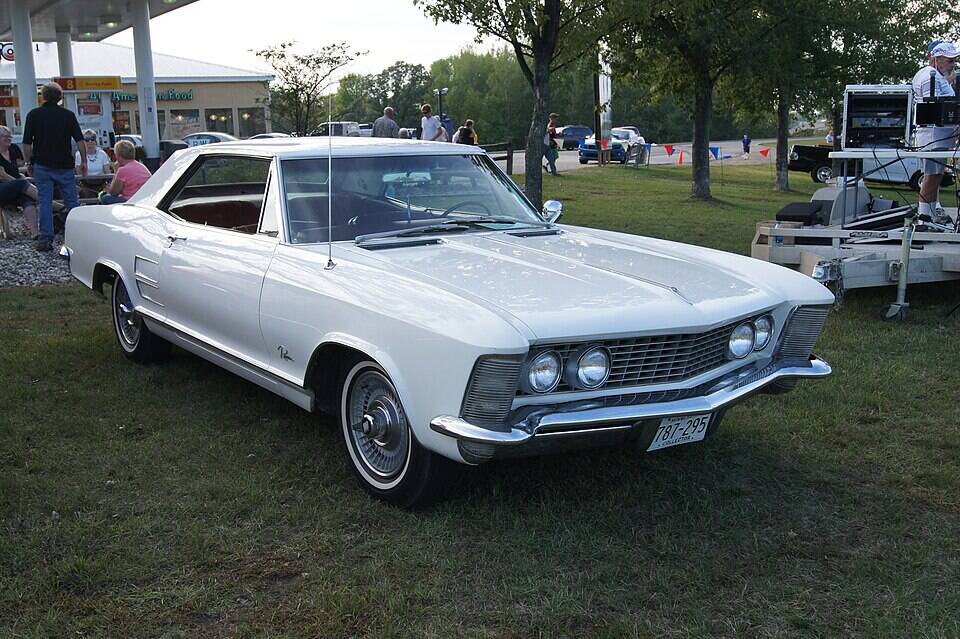 Commons identifies a 1963 Buick Riviera. The profile's specific drivetrain specification is not established by the photograph.