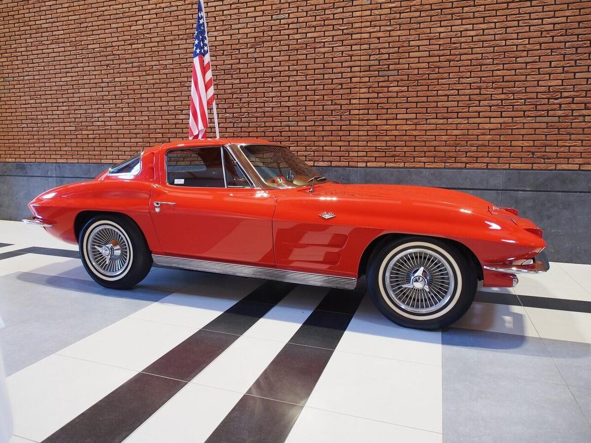 Exact 1963 split-window coupe, with source title explicitly identifying the base 250-hp 5.4-litre version; transmission is not visually verified.