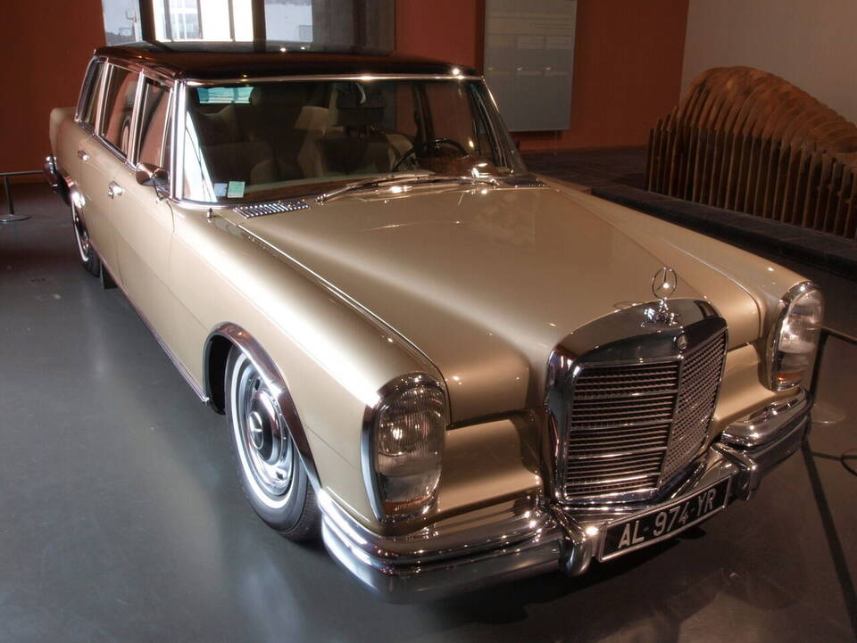 1967 W 100 600 in a museum; appears to be the four-door short-wheelbase saloon but exact type 100.012 must be confirmed visually