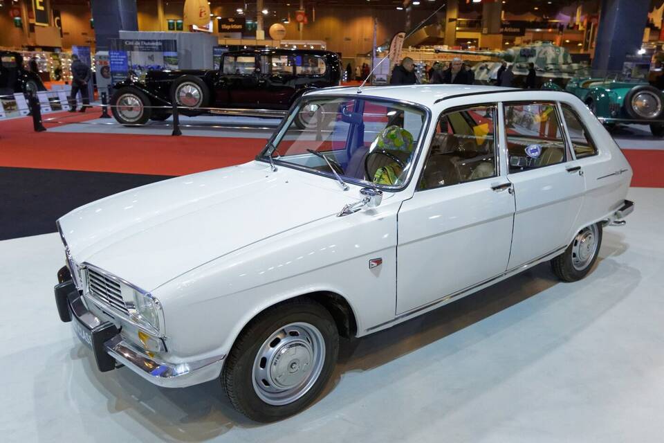 1966 Renault 16 Super; one year later and a Super rather than 1965 Grand Luxe, with the same early body design.