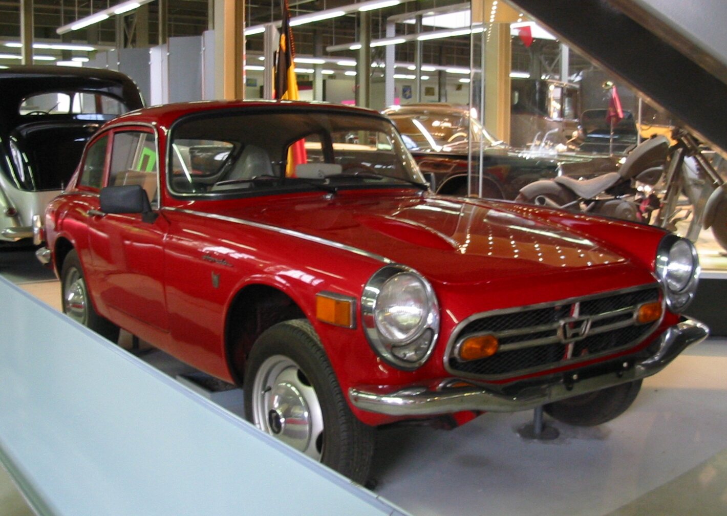 Exact S800 coupe body, but Commons description identifies 1968 rather than 1966.