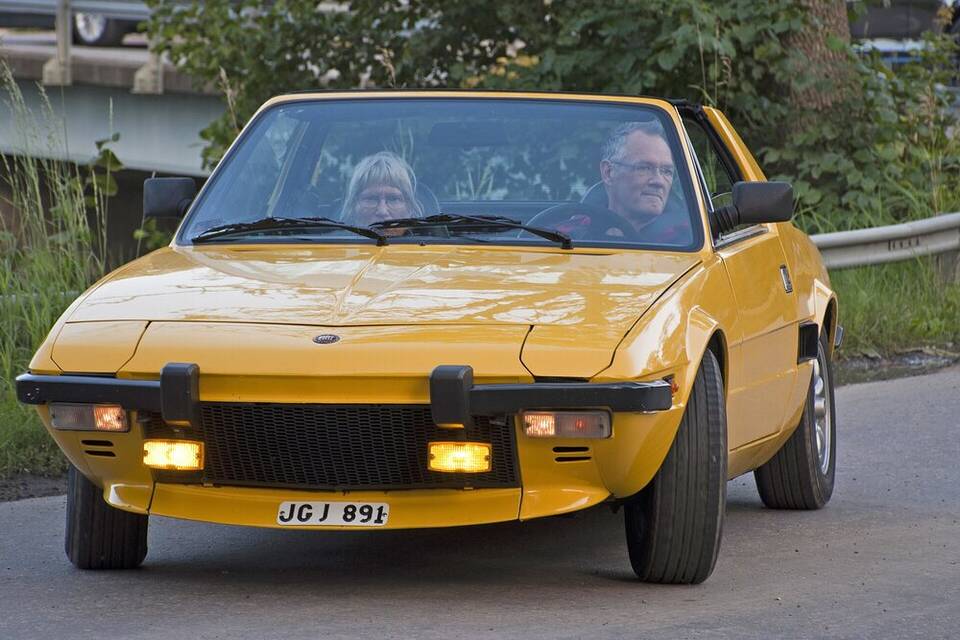 Commons identifies a 1973 Fiat X1/9. It represents the first 1300-era European body, one year later than the profile’s 1972 launch car; exact gearbox and mechanical specification are not inferred.