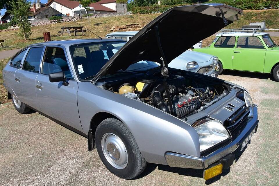 Representative 1975 CX 2000 Super, one year later and a different trim from the profiled 1974 CX 2000 Confort.