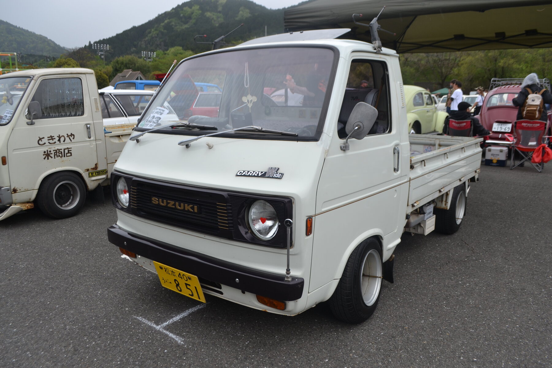 Commons identifies the survivor as H-ST20KU Carry Wide Standard. Suzuki’s archive dates the sixth-generation Carry Wide launch to September 1976; the file does not prove this individual truck’s build year, so it represents the exact model-code launch family rather than a dated chassis.
