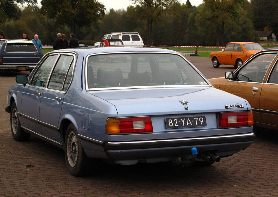 Commons identifies a 1977 BMW 733i (E23), matching the profile’s European launch identity.