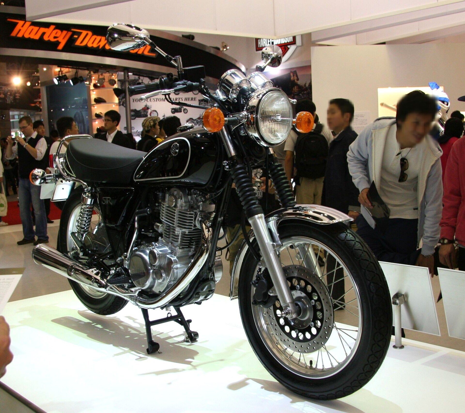 SR400 family photographed at the 2009 Tokyo Motor Show; not proof of the 1978 type 2H6 launch specification.