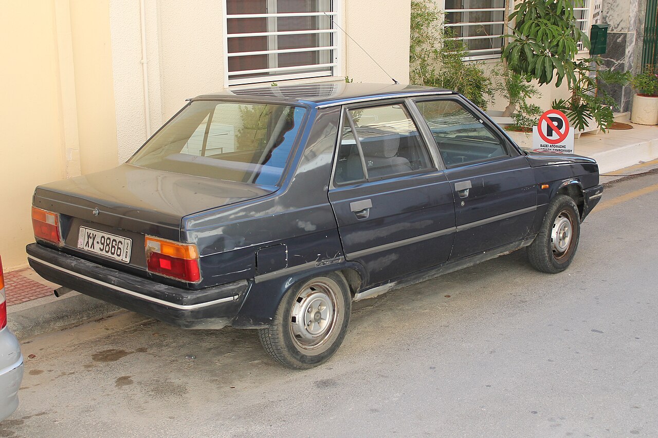 Early 1981-82 phase-I Renault 9 body; the source narrative suggests TL, not TSE. Use only with a prominent non-TSE representative label.