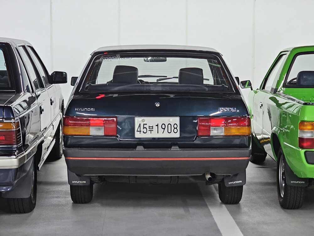 Hyundai Pony II 110 body representative; engine/trim differs from the target Dutch-market 1200 L, so it cannot be presented as the exact variant.