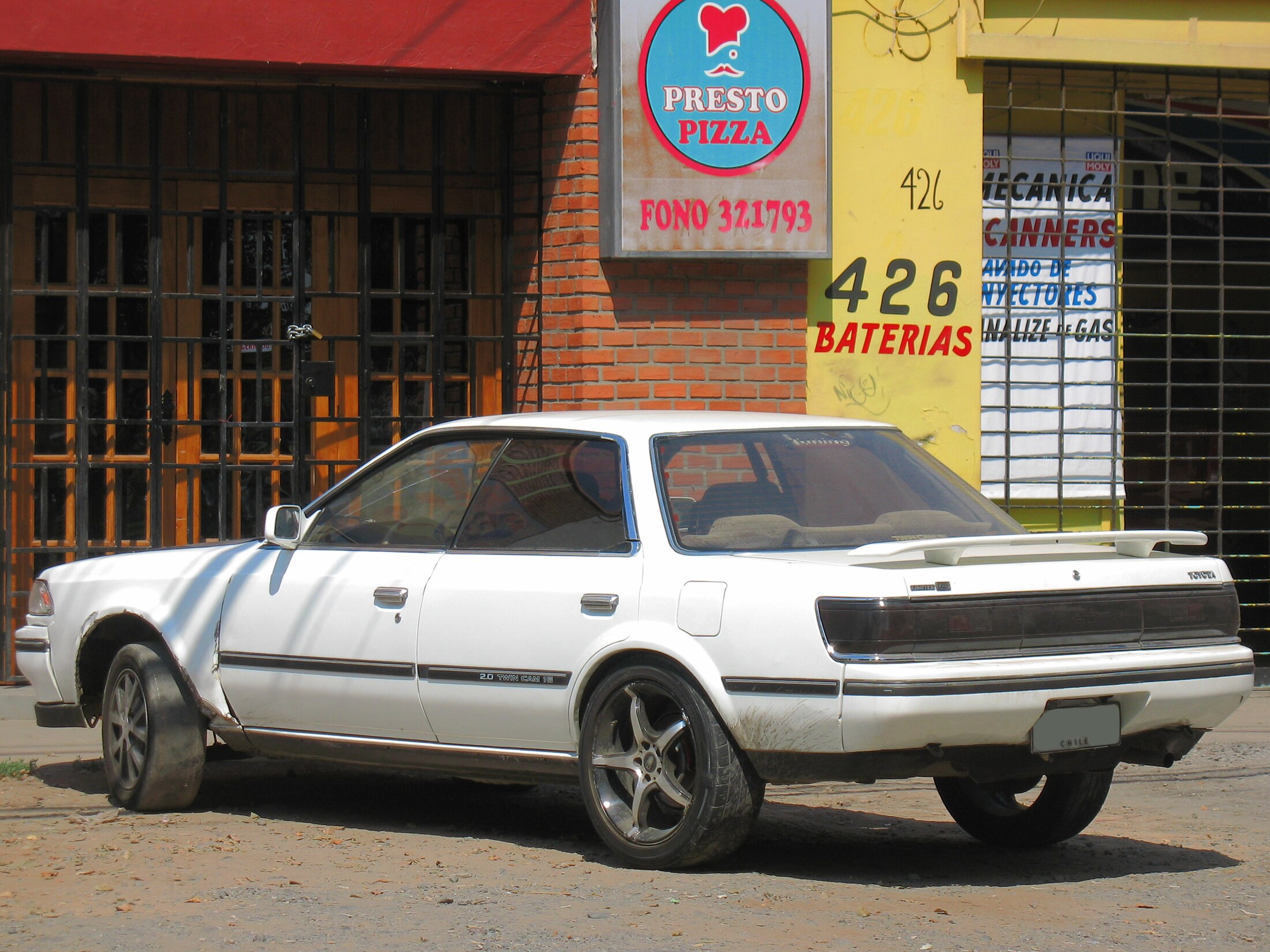 Representative 1986 first-generation Carina ED 2.0 Limited G photographed in Chile; non-standard wheels and visible age. Not proof of the 1985 Japanese launch specification or five-speed manual. Full-frame resize and JPEG recompression; shared under CC BY-SA 2.0.