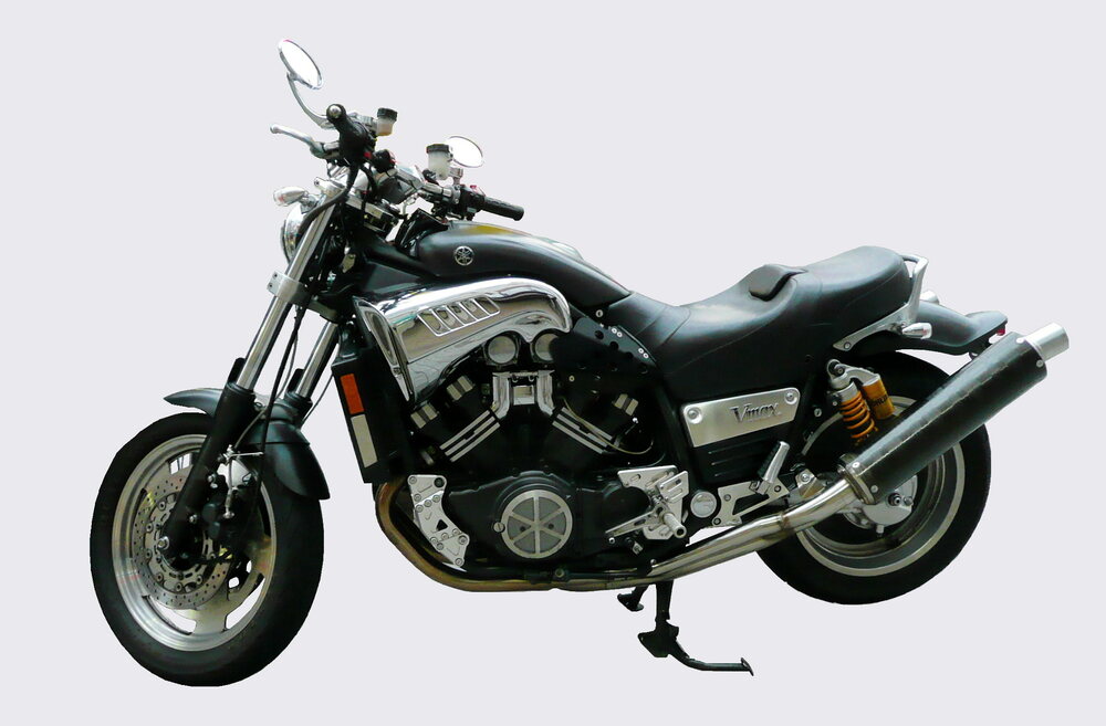 Commons identifies a customized Yamaha Vmax. It represents the first-generation 1200 form, but the carbon-look bodywork and other details are not 1985 launch specification.