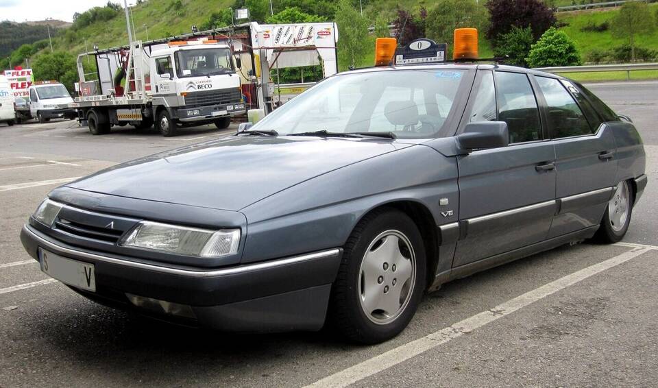Representative 1990 Citroën XM V6, one model year later than the profiled 1989 launch car.