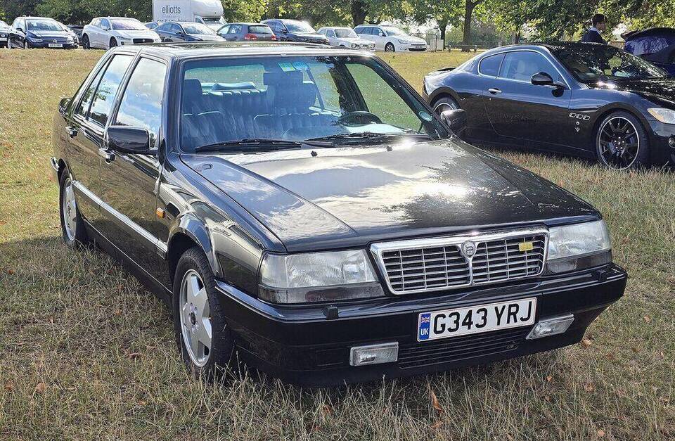 Exact Thema 8.32 model photographed as a 1990 car, representative for the 1989 Italian Series 2 profile; catalysed specification and five-speed manual are not visible.