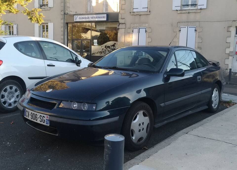 Commons identifies a 1993 Opel Calibra with the 2.0-litre 150 hp engine, corresponding to the naturally aspirated 16-valve family. It represents the requested body and engine family, but is three years later than the 1990 launch car and exact gearbox is not verified.
