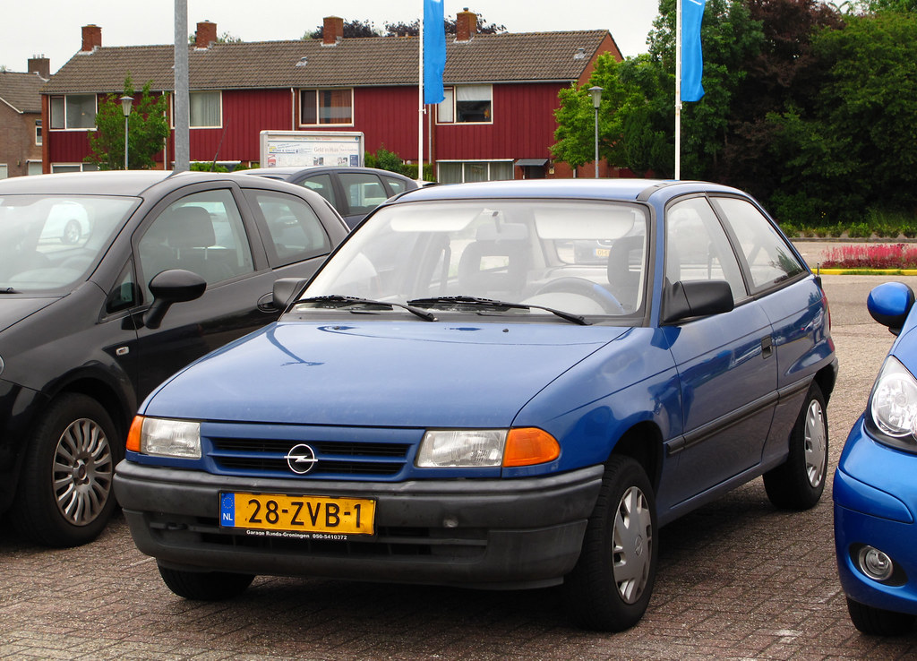 Exact Astra F, 1.6i and three-door body; representative 1994 year and Dutch market, while GL grade and transmission remain unproved.