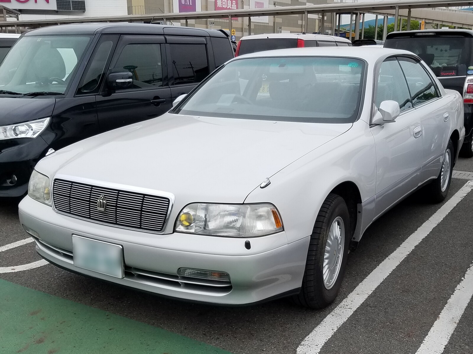 pre-facelift UZS141 Crown Majesta C Type body and grade family