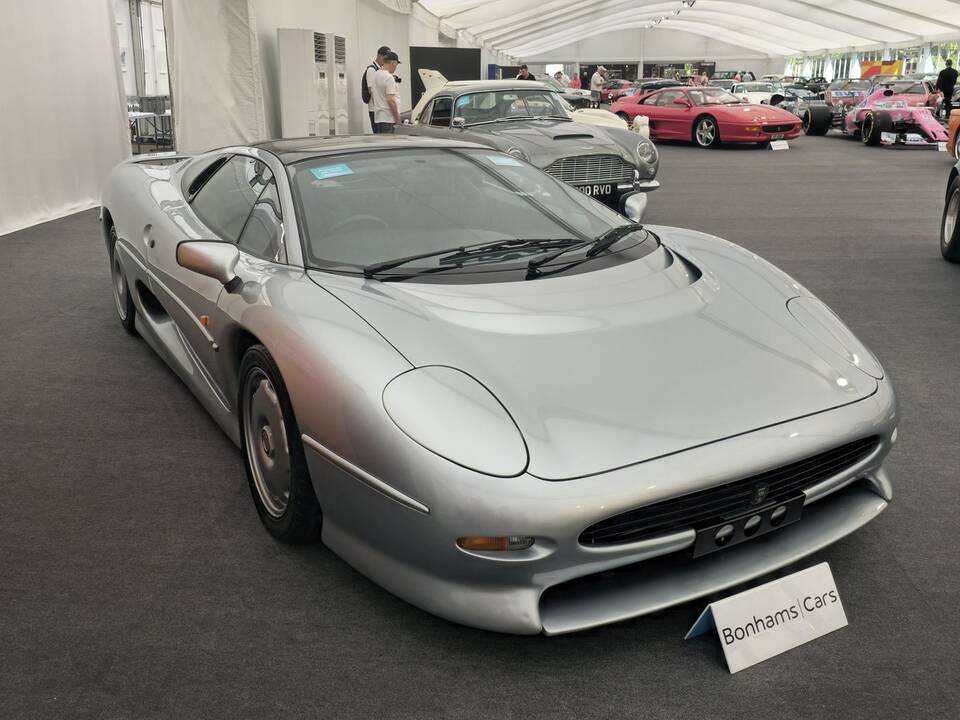 Exact 1992 production XJ220 identity according to the file title and caption.