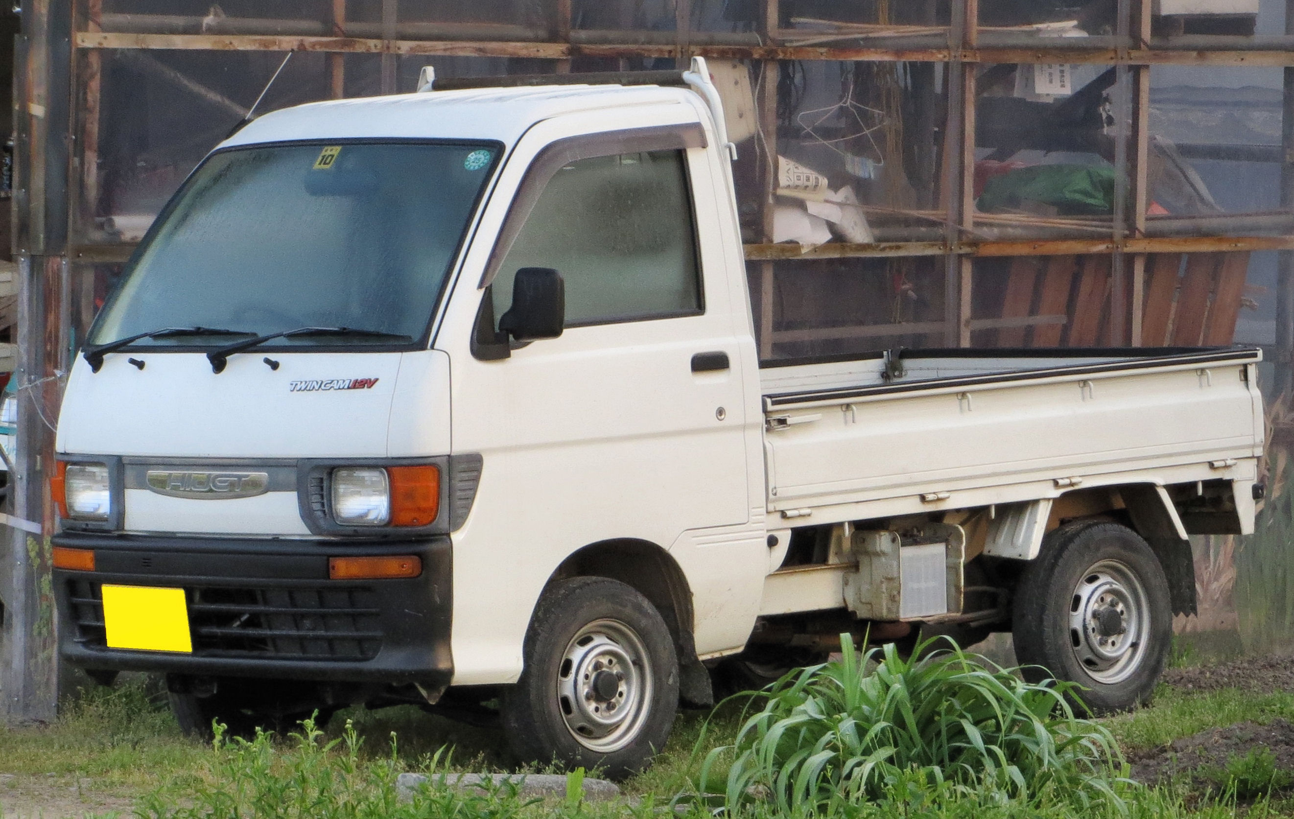 Exact S110P 4WD chassis/body; photographed model year and grade are unverified, and the visible TwinCam 12V badge may identify a later or different engine specification.