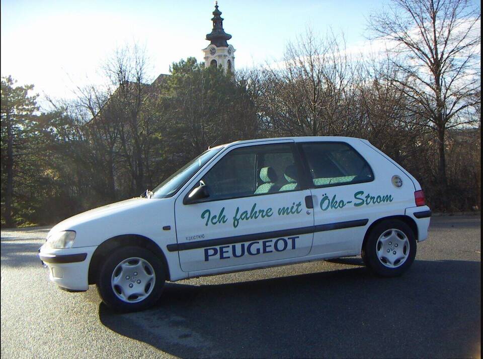 Exact electric 106, but Commons categorizes the photographed car as Phase 2; representative later facelift for the 1996 launch profile.