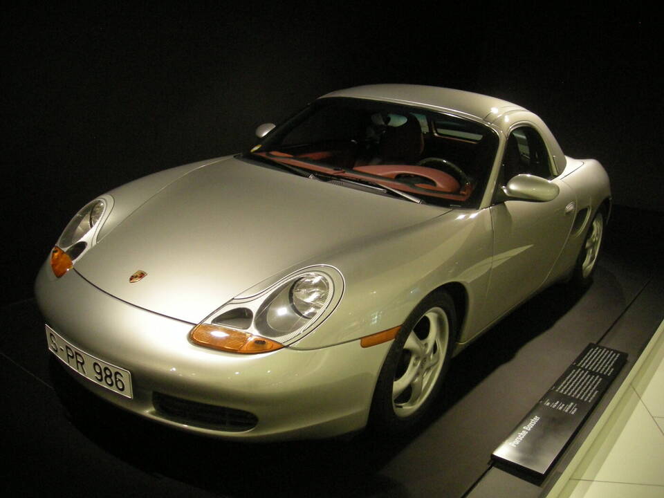 Commons identifies a 1996 Porsche Boxster inside the Porsche Museum, matching the launch Type 986 profile. The image does not independently distinguish gearbox.