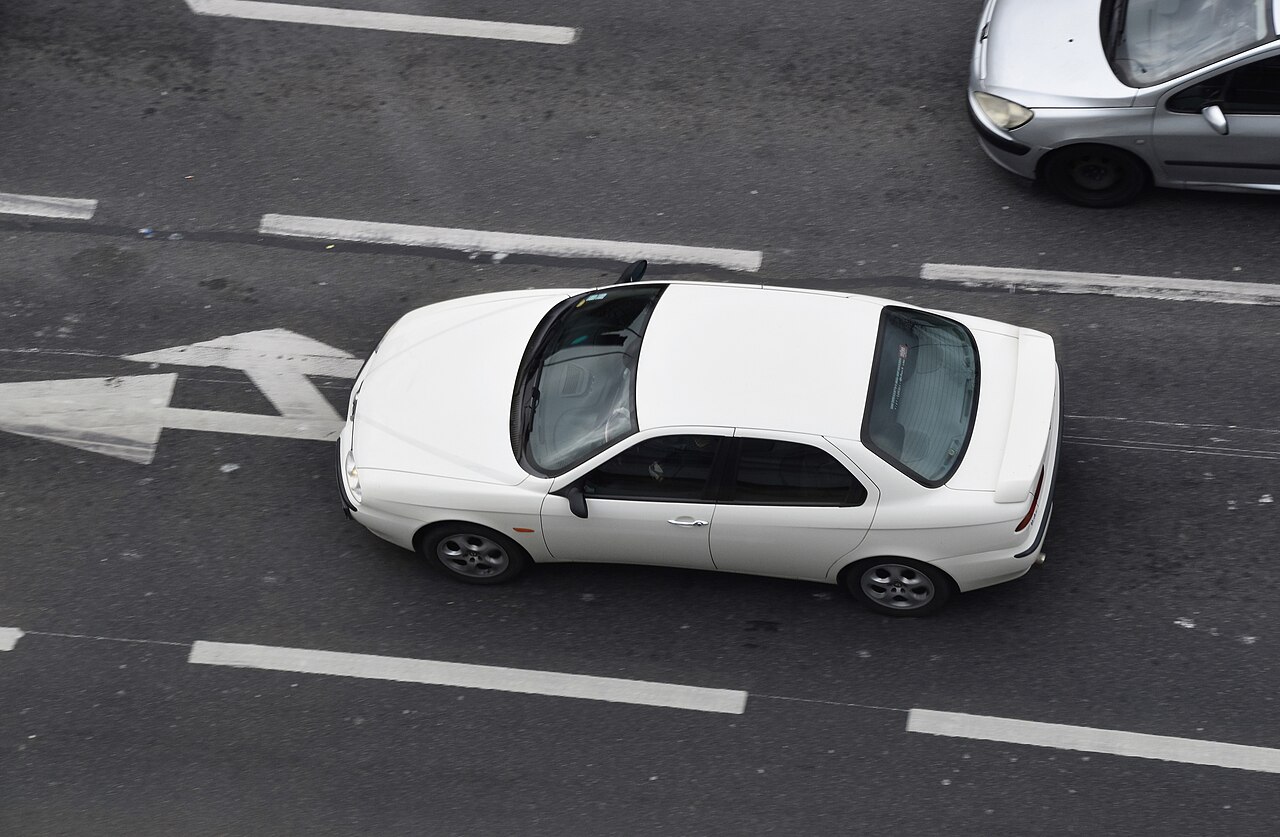 Exact 2.0 Twin Spark sedan/body, photographed as a 1998 car one model year after the 1997 launch target.