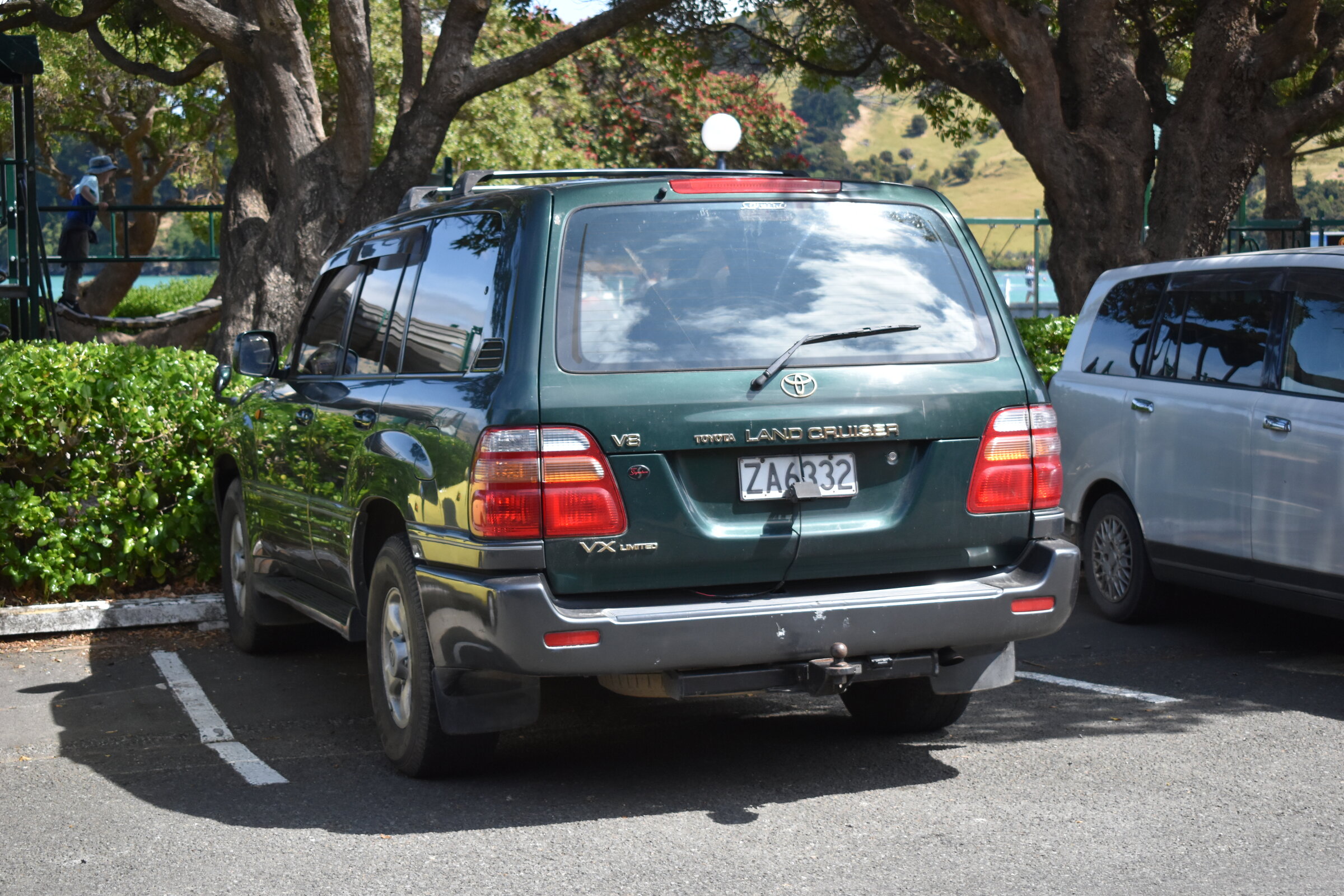 Exact 1998 source title, 100 Series body, V8 and VX Limited visible badging; representative right-hand-drive market coverage rather than proof of Japanese specification or options.