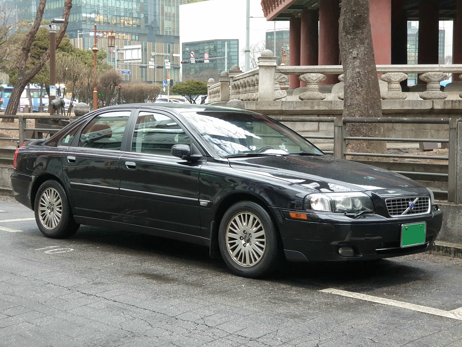 Exact S80 T6 TS badge/variant family and first-generation silhouette; photographed in South Korea in 2022. Vehicle year, Swedish-market specification, launch-year details, and trim originality are unverified. Label as same-generation T6 representative, not a proven 1998 car.
