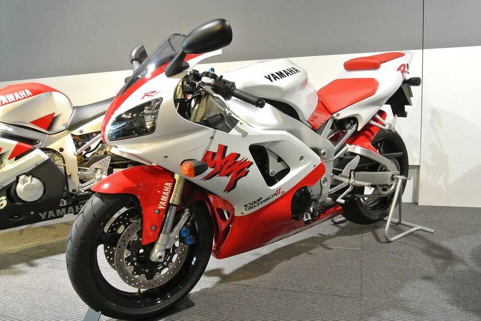 Commons identifies a 1998 Yamaha YZF-R1 in Yamaha Communication Plaza. The file page does not independently establish the 4XV code or European-market specification.