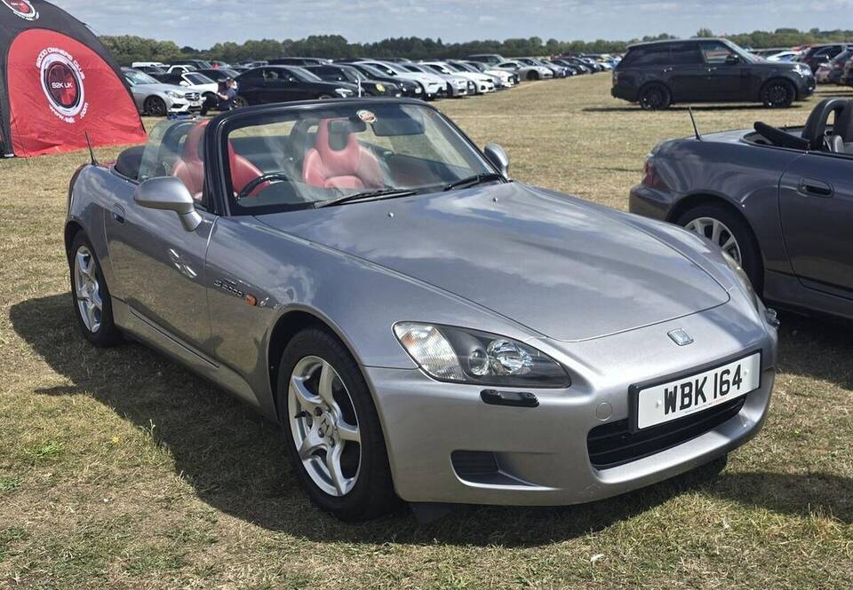 File title identifies a 2000 Honda S2000; AP1 body is visibly consistent, while market specification is not established.