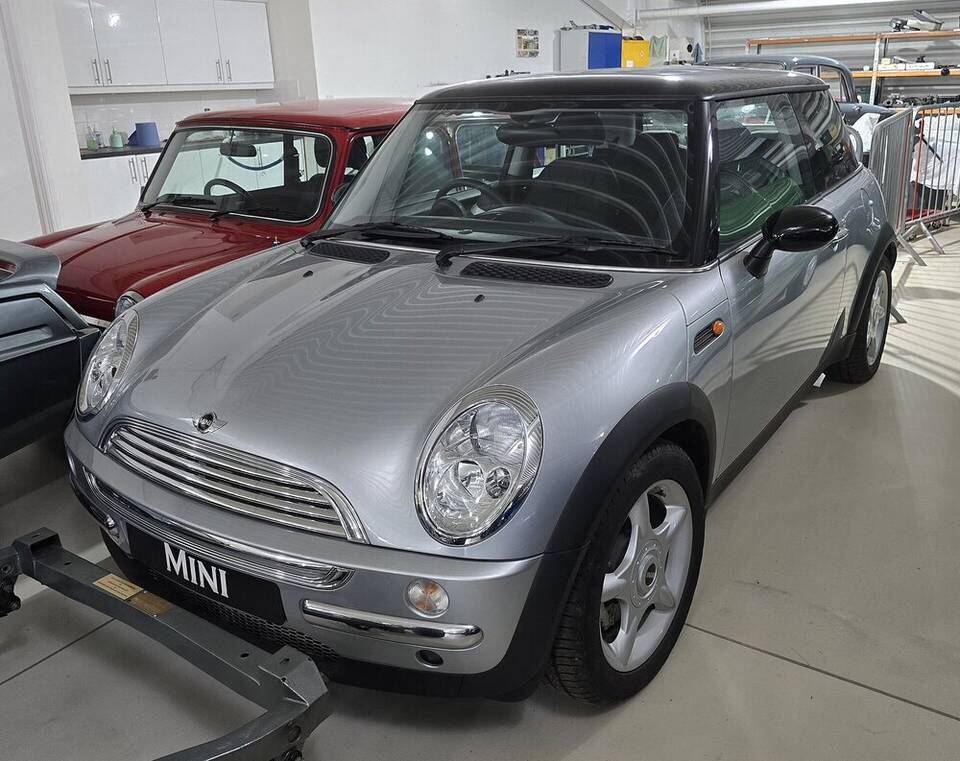 Commons identifies a 2001 MINI Cooper and the R50 body is visible. The photographed car’s national market and exact equipment are not asserted.
