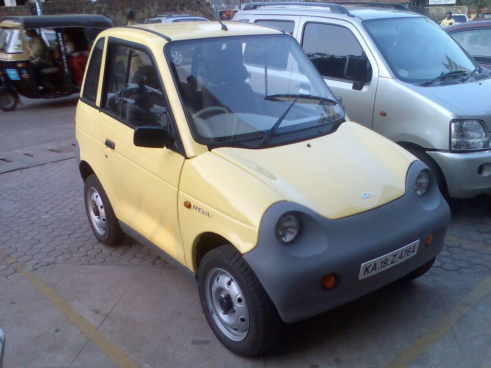 Exact original REVA body photographed in India in 2008, seven years after the 2001 launch; DC motor, eight-battery specification and pre-REVAi identity are not independently confirmed by the file page.