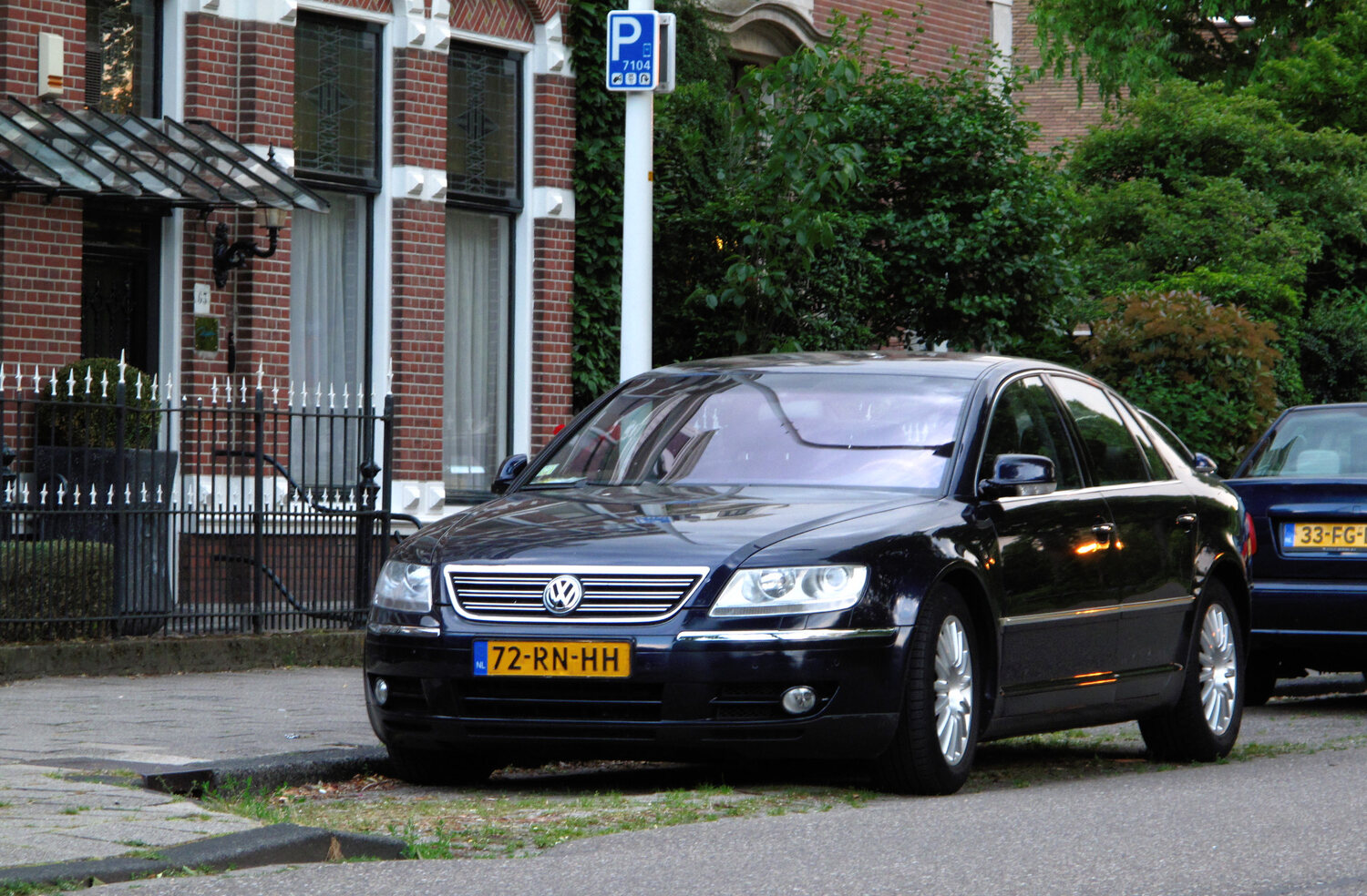 Exact 3.2 V6 engine label and first-series standard-wheelbase Phaeton generation; 2003 Netherlands representative