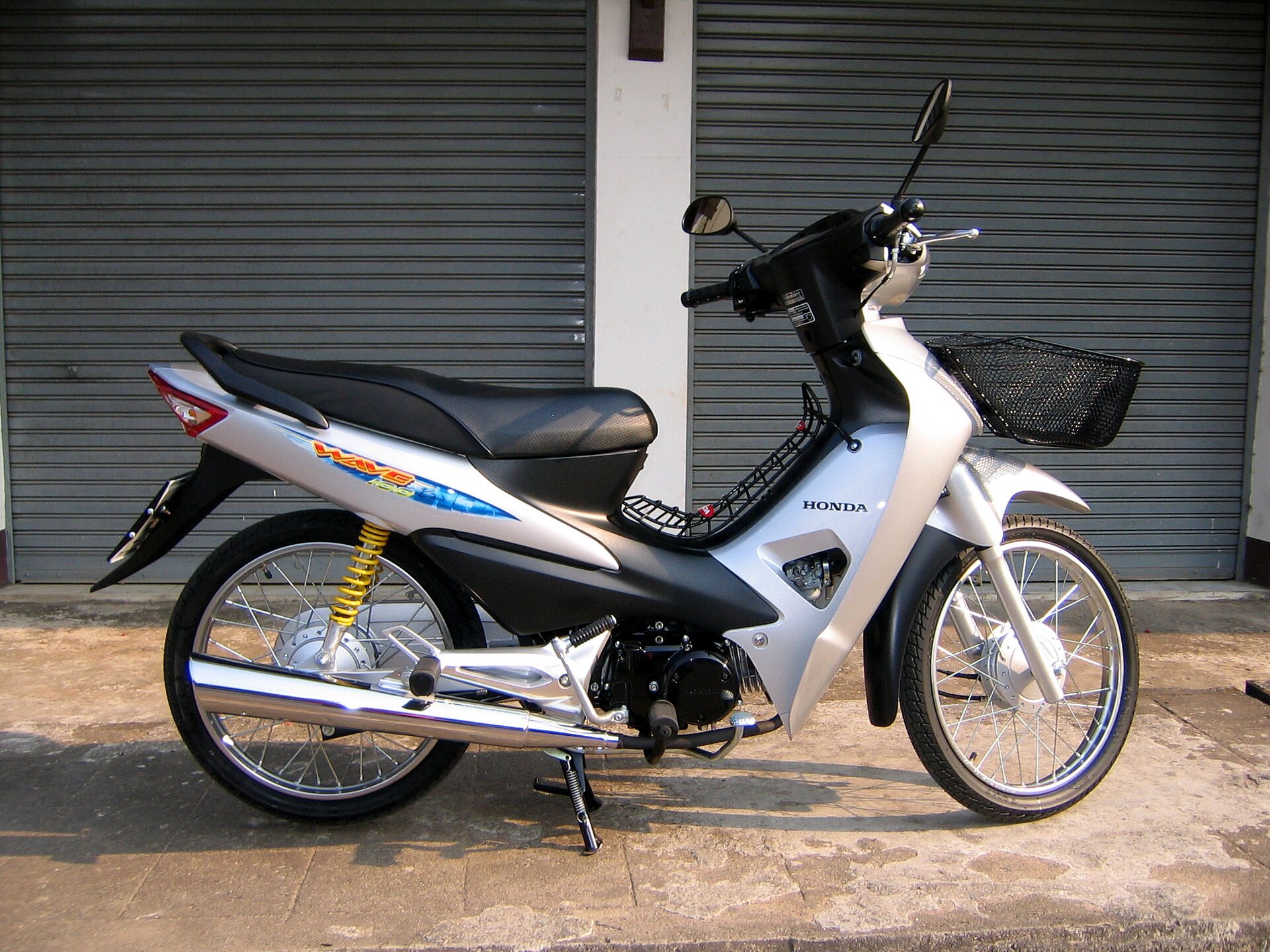 Thai-made Wave 100 documented as a 2007 model; exact model family but three years later than the 2004 profile.
