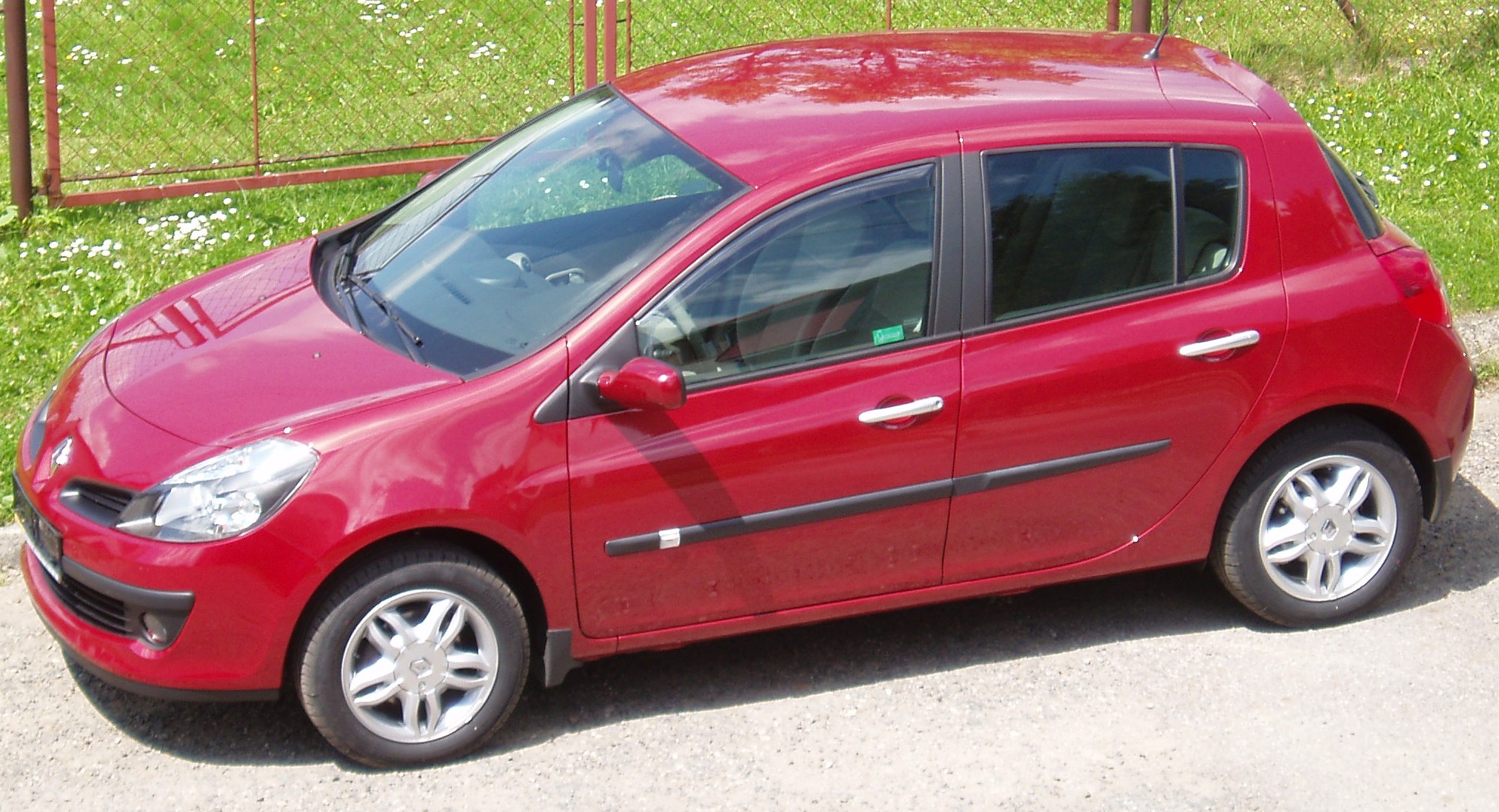 Representative 2006 Renault Clio III five-door, photographed June 2006. Correct launch-phase generation and body; exact engine, trim, market and originality unverified. Not an exact 2005 Confort Expression photograph.