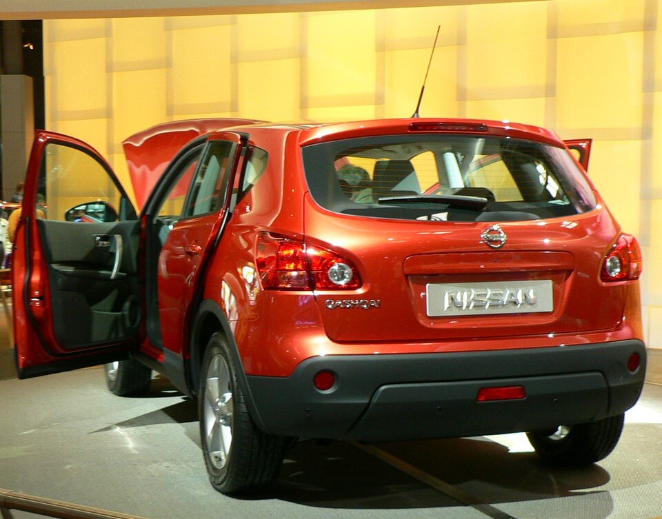 Exact 2006 Paris-show reveal vehicle and first-generation body; the 2.0-litre drivetrain is not established by the file page.