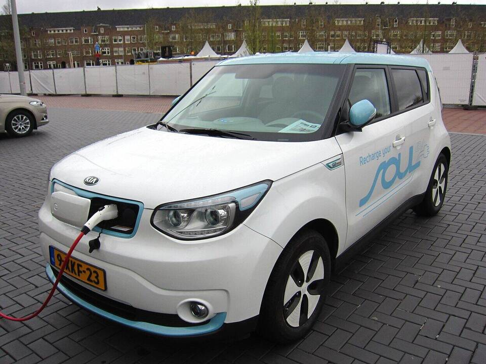 First-generation Soul EV photographed as a 2014 European vehicle; representative for the 2015 U.S. Base profile, whose market trim and 27 kWh specification are not visible in the image.