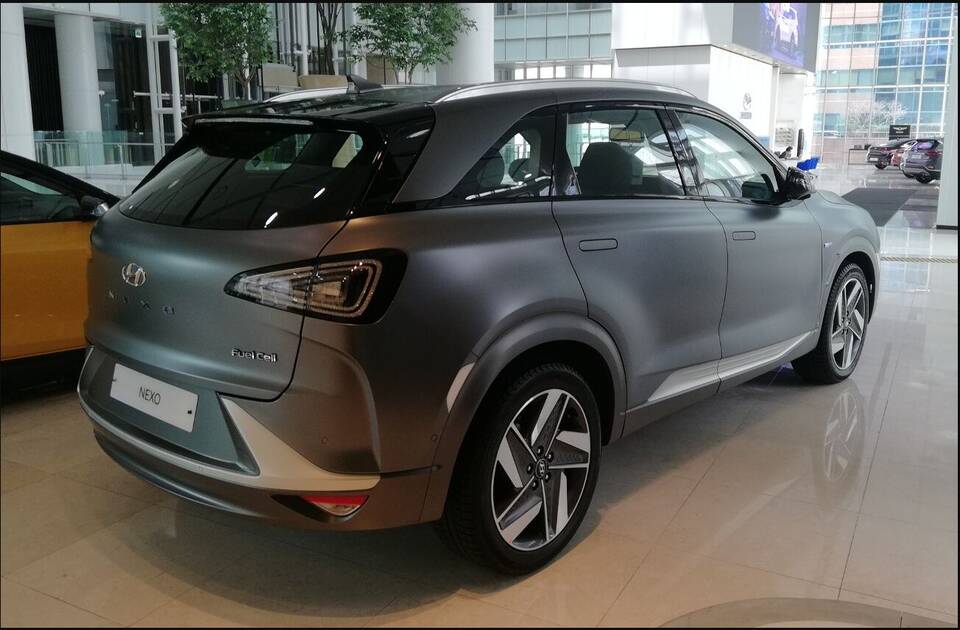 Exact model, South Korean market, and 2018 date; Modern trim and 17-inch wheel specification are not independently visible or stated.