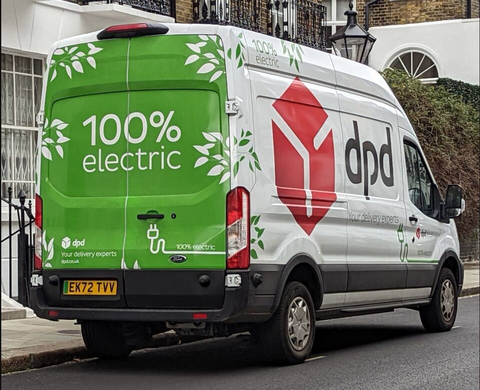 Correct 2022 E-Transit 350 generation, but UK delivery-van body/market and roof height differ or are unconfirmed versus the U.S. T-350 low-roof profile.