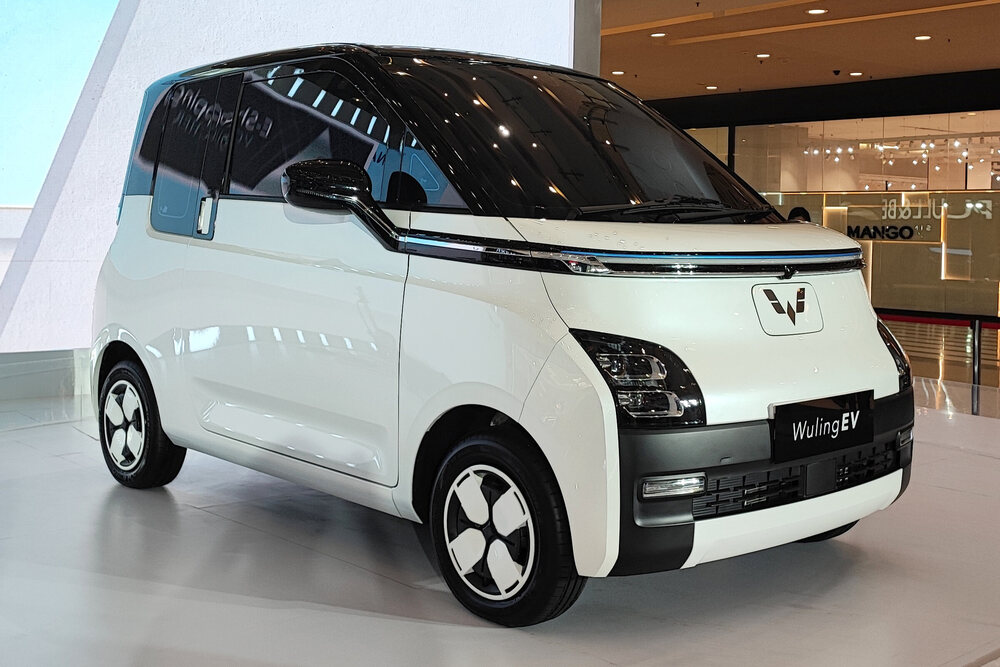 2022 Indonesian Wuling Air EV launch display; body is correct, but Standard Range trim is not visually confirmed and must be labeled as representative if used.